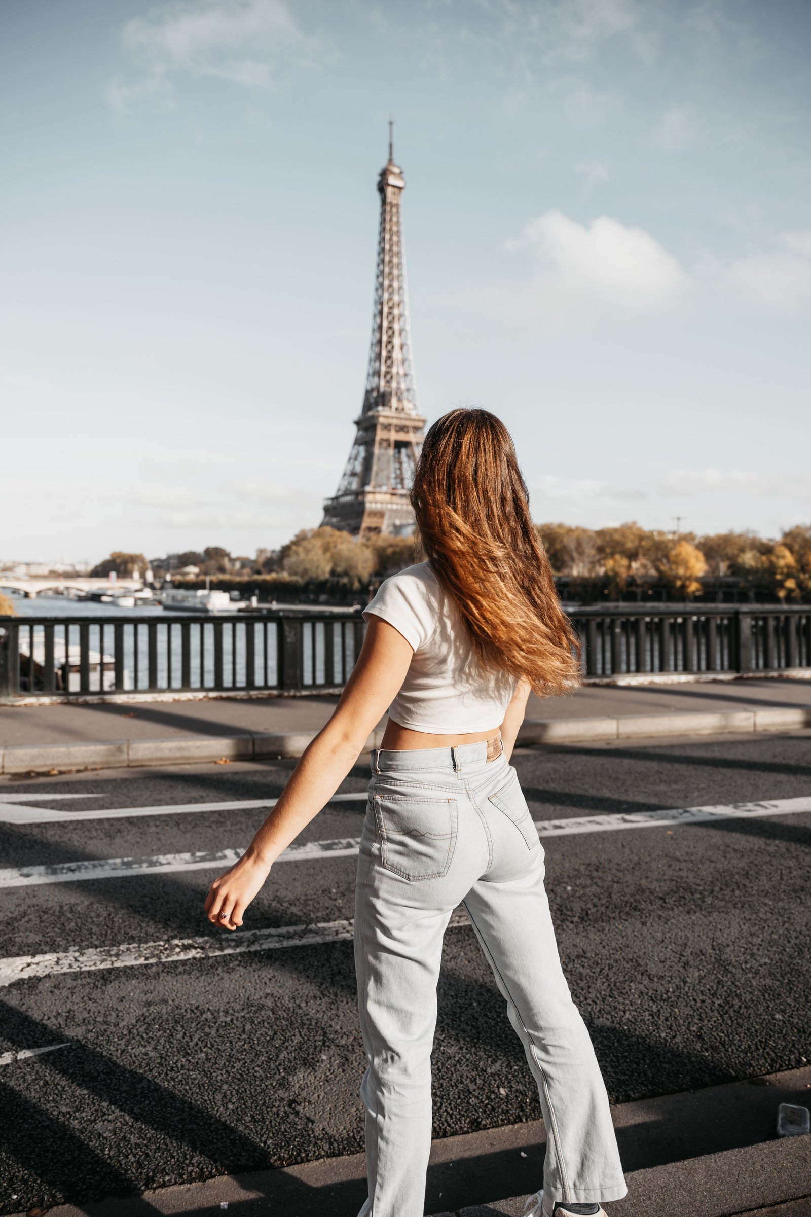 Ado à Paris devant la tour Eiffel