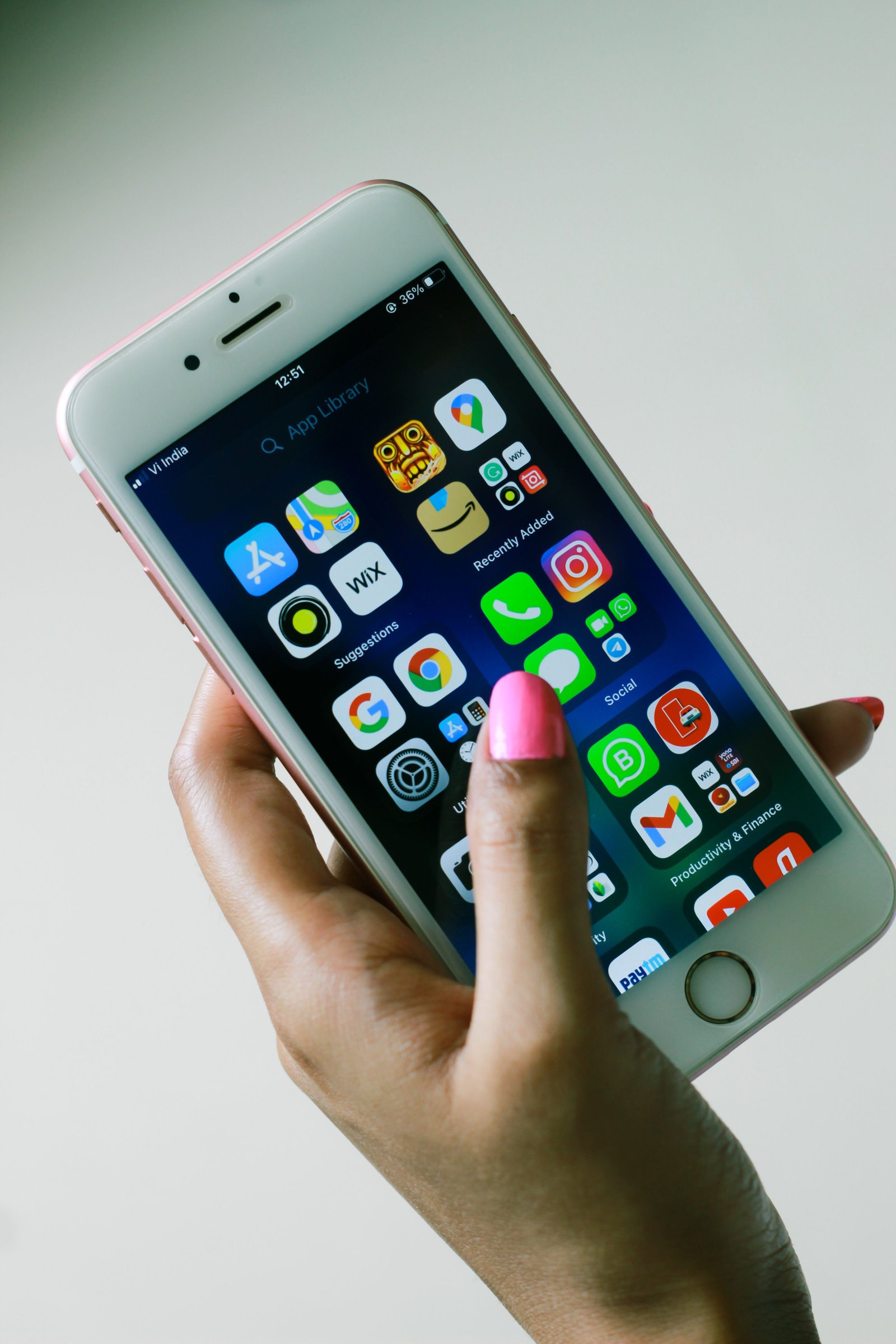 Smartphone avec applications de voyage ouvertes
