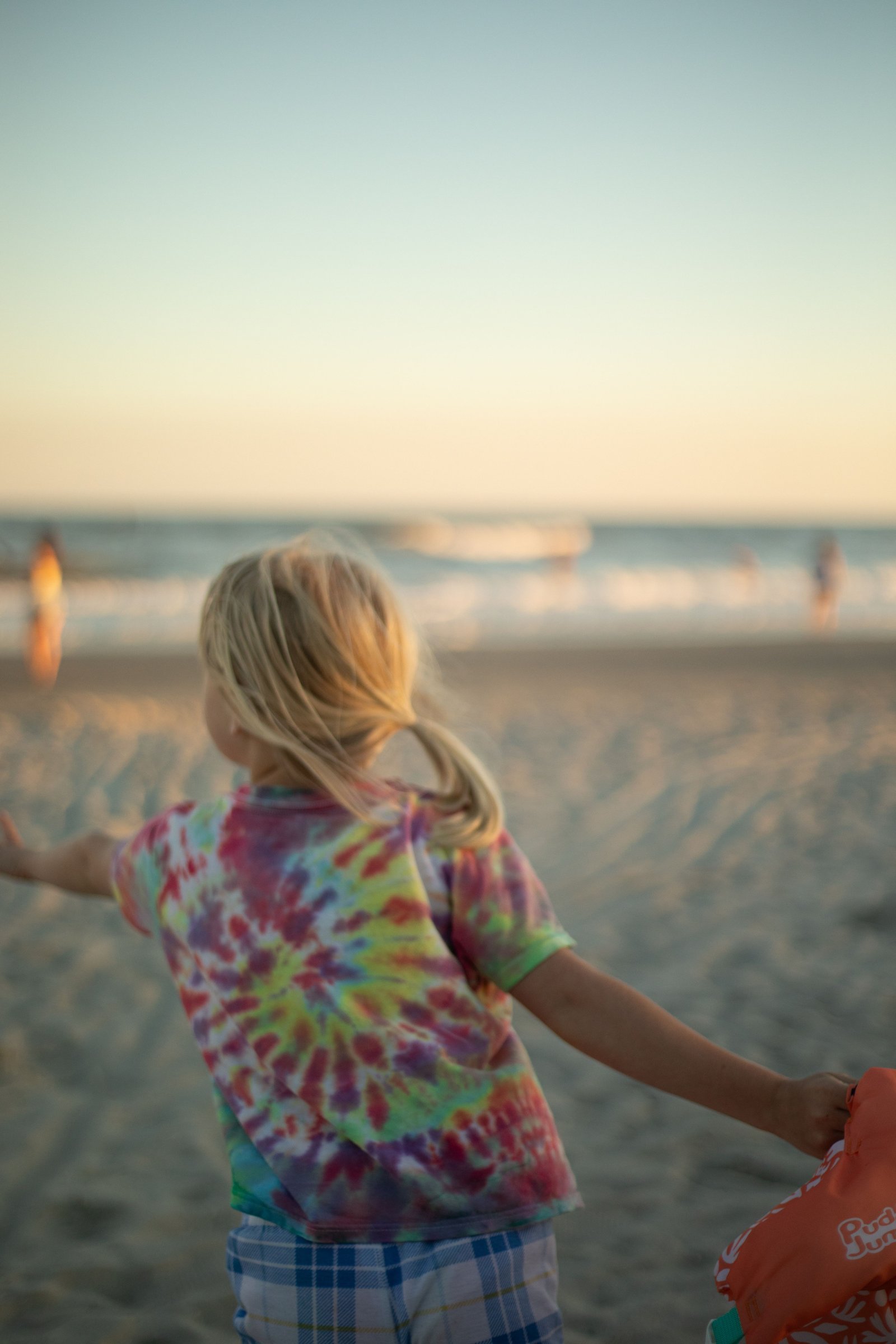 fille sur le front de mer