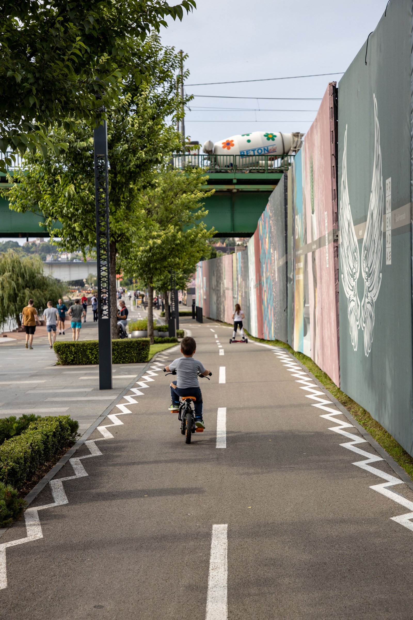 Enfant à vélo sur la piste cyclable des Berges du Rhône à Lyon