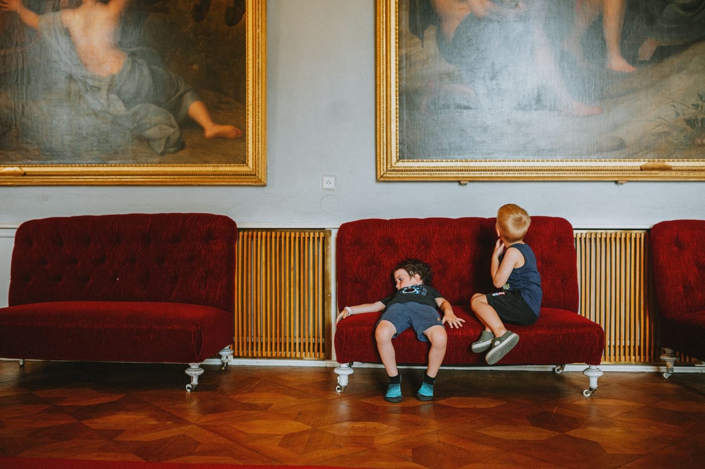 Enfants observant des tableaux au Musée des Beaux-Arts