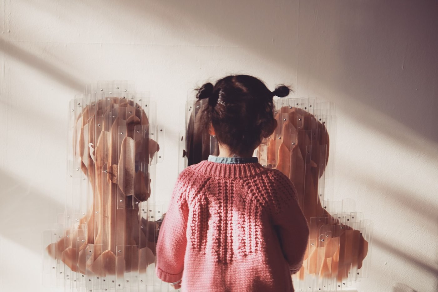 Enfant découvrant une installation d'art contemporain au CAPC