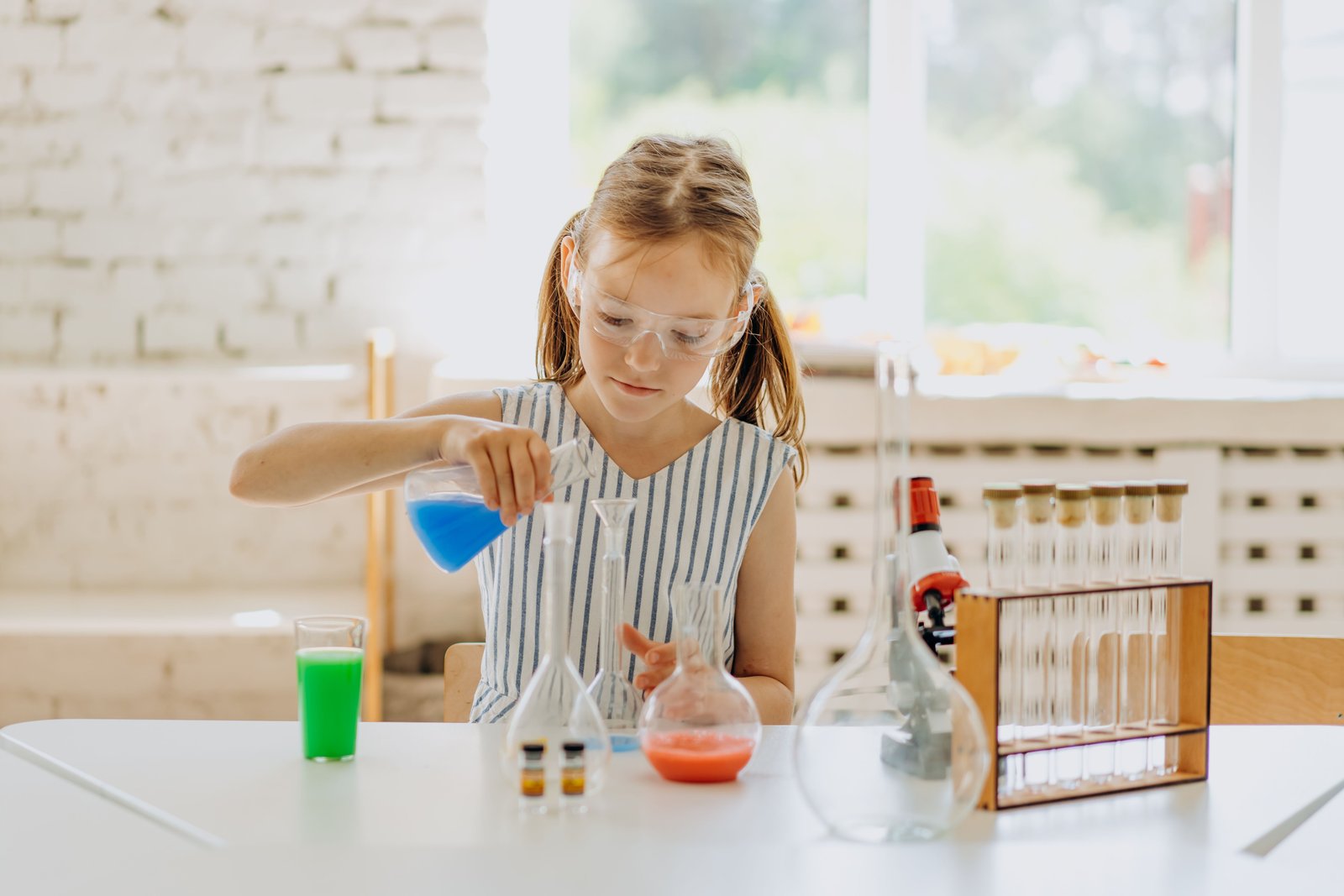 Enfant réalisant une expérience scientifique interactive