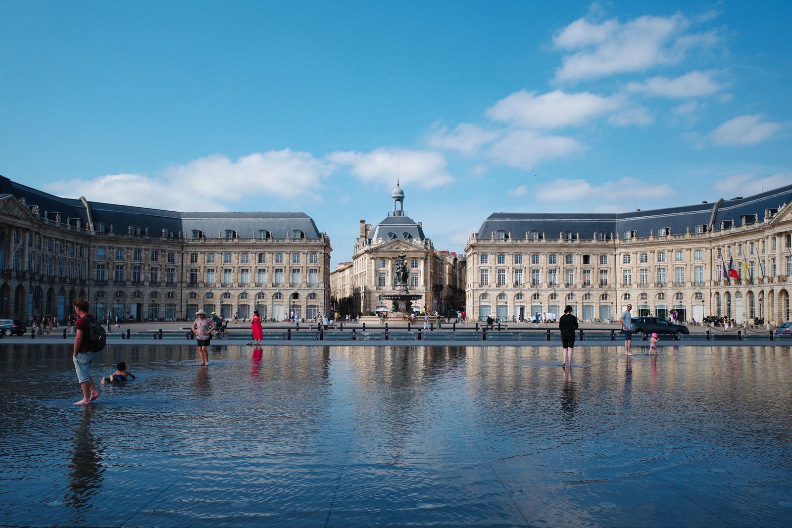 Enfants au Miroir d'eau devant la Place de la Bourse à Bordeaux