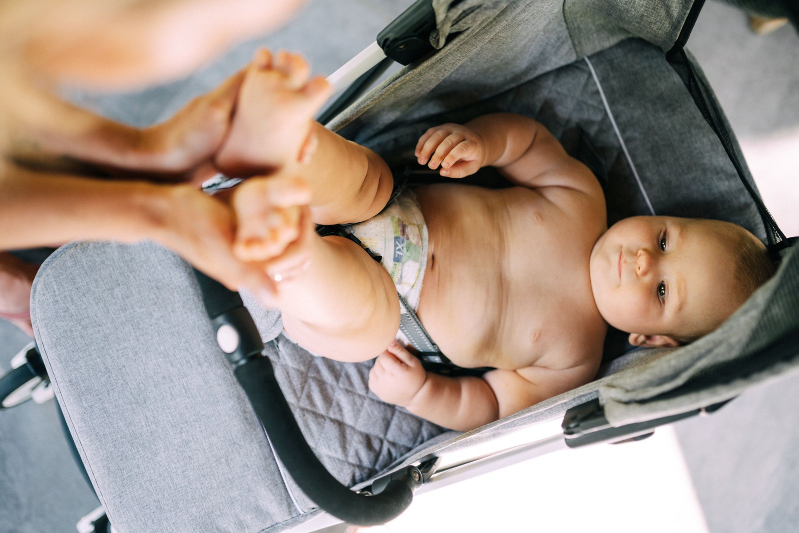 Bébé protégé pendant une sortie en famille