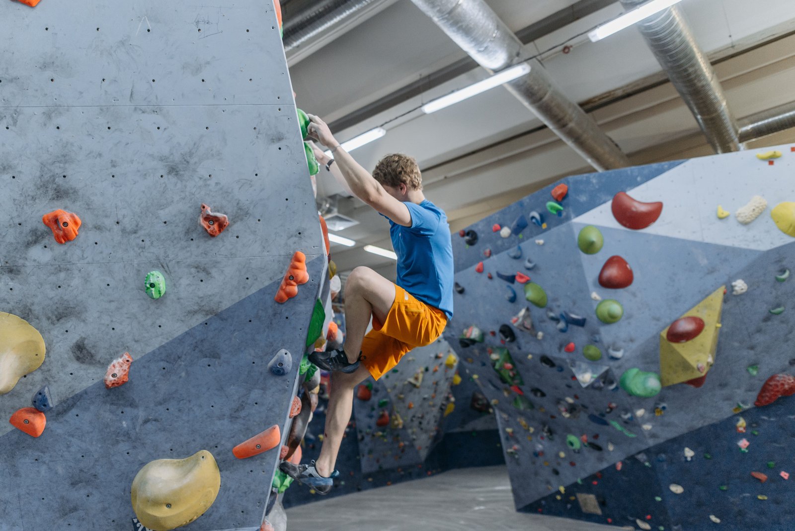 Ados en activité indoor pendant une journée chaude