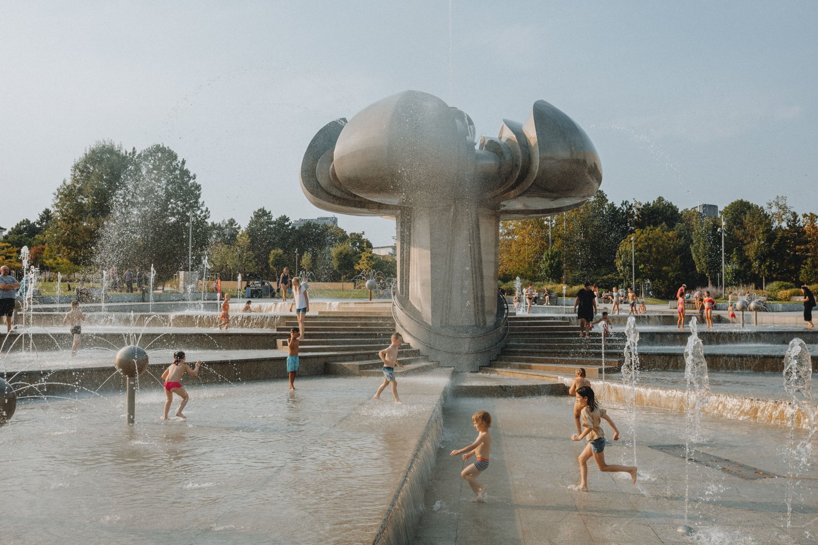 Enfant qui joue avec l'eau pendant une journée chaude