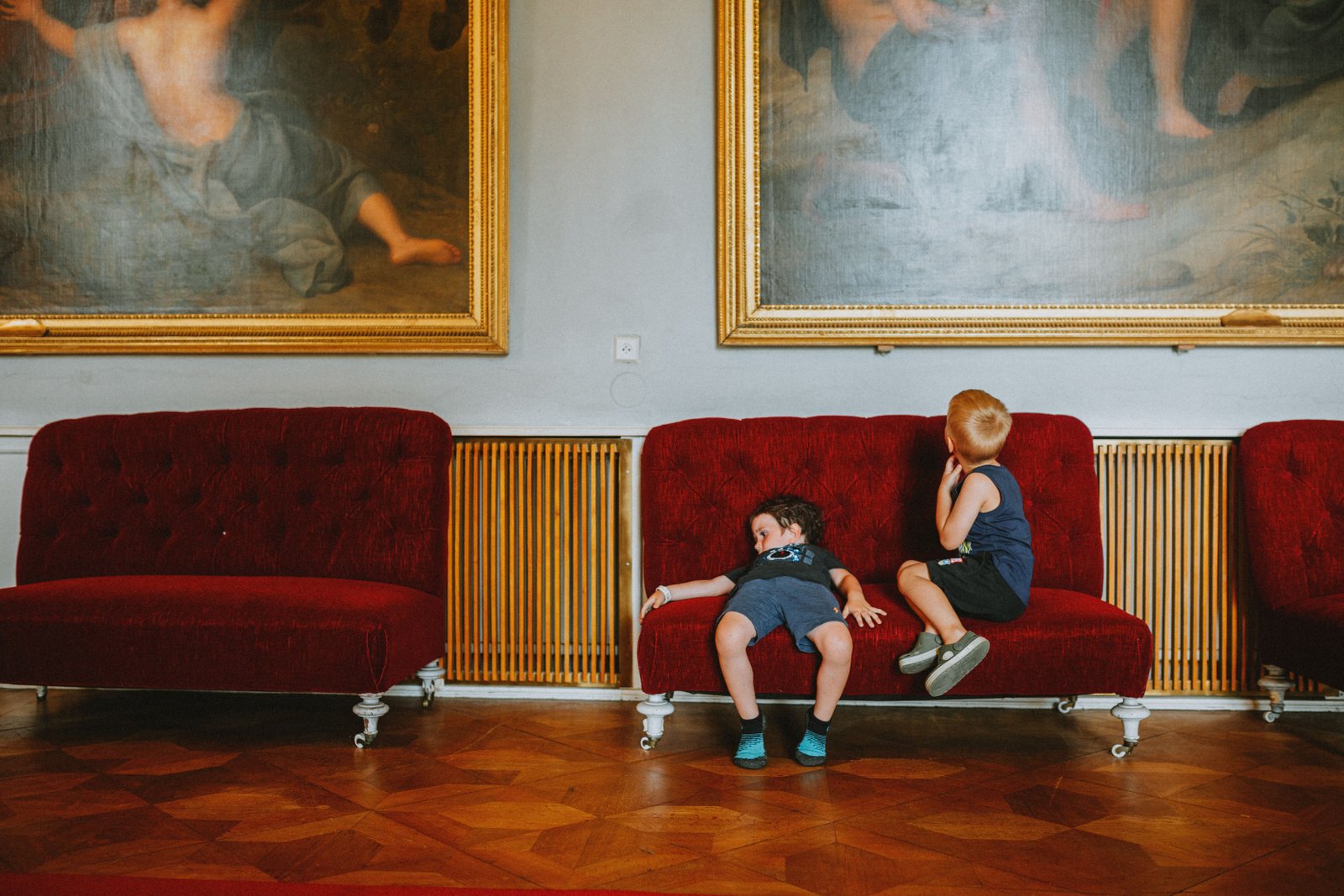 Famille dans un musée frais pendant une journée chaude
