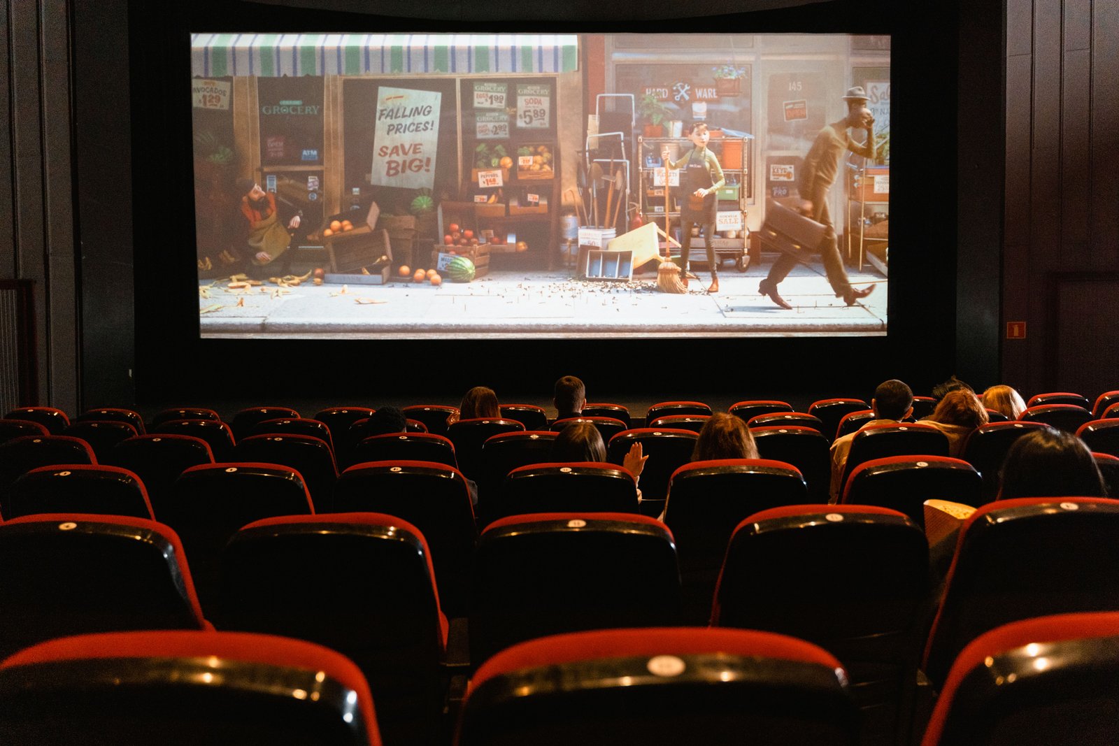 Enfants assis dans une salle de cinéma face au grand écran