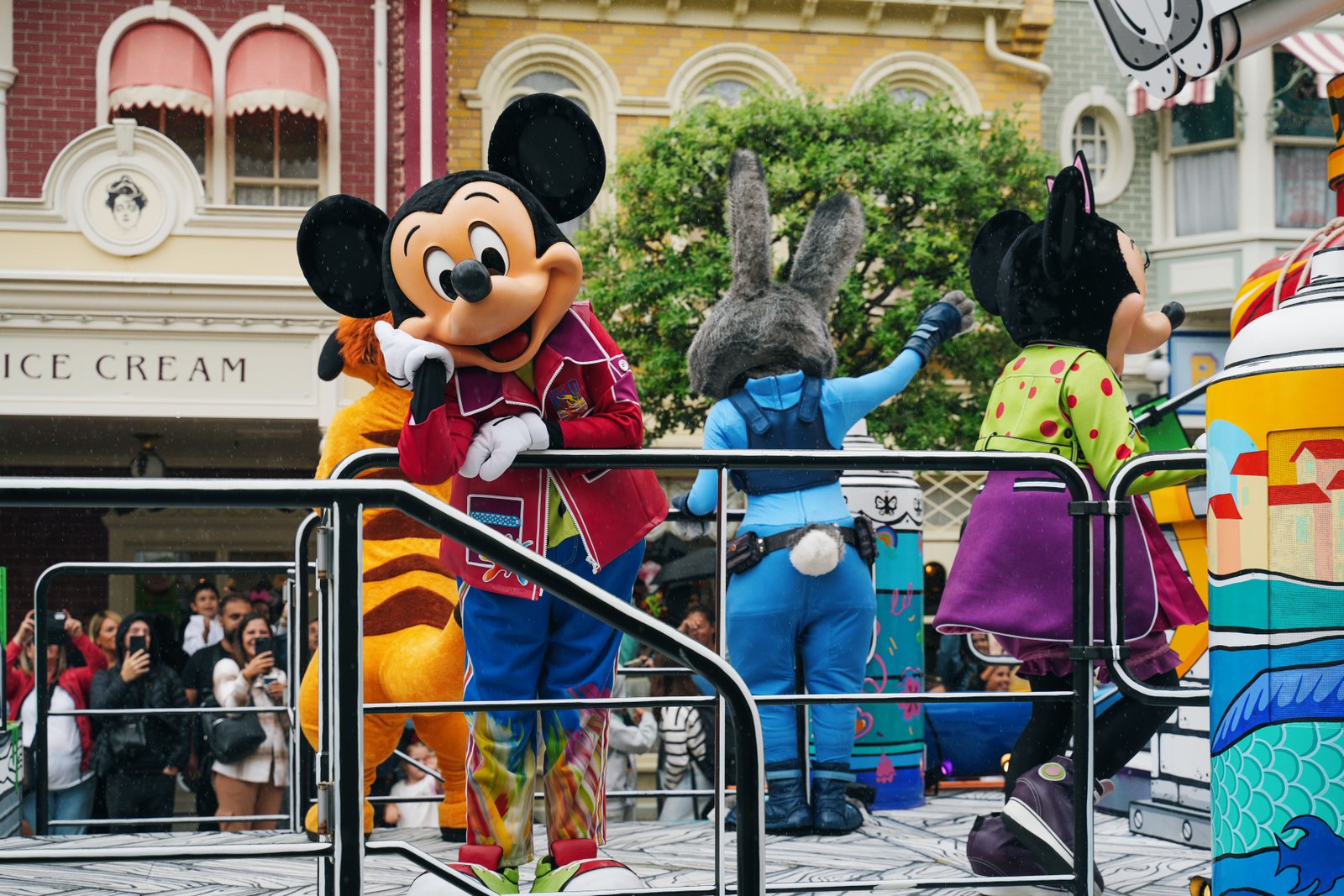Parade Disney avec personnages