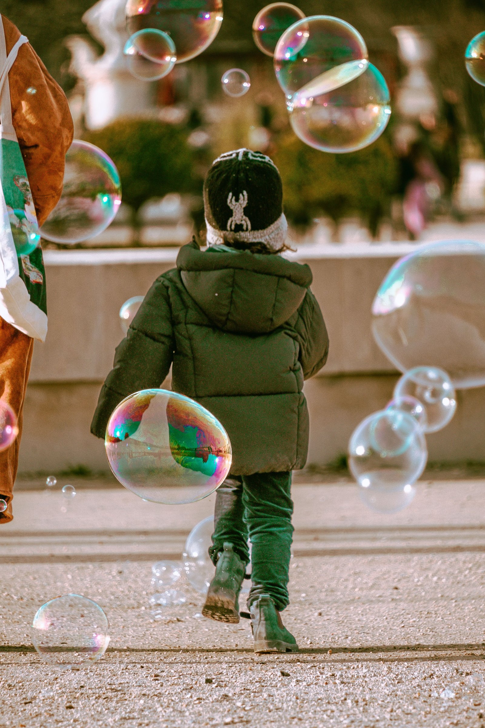 Enfant jouant avec des bulles au Parc de la Tête d'Or