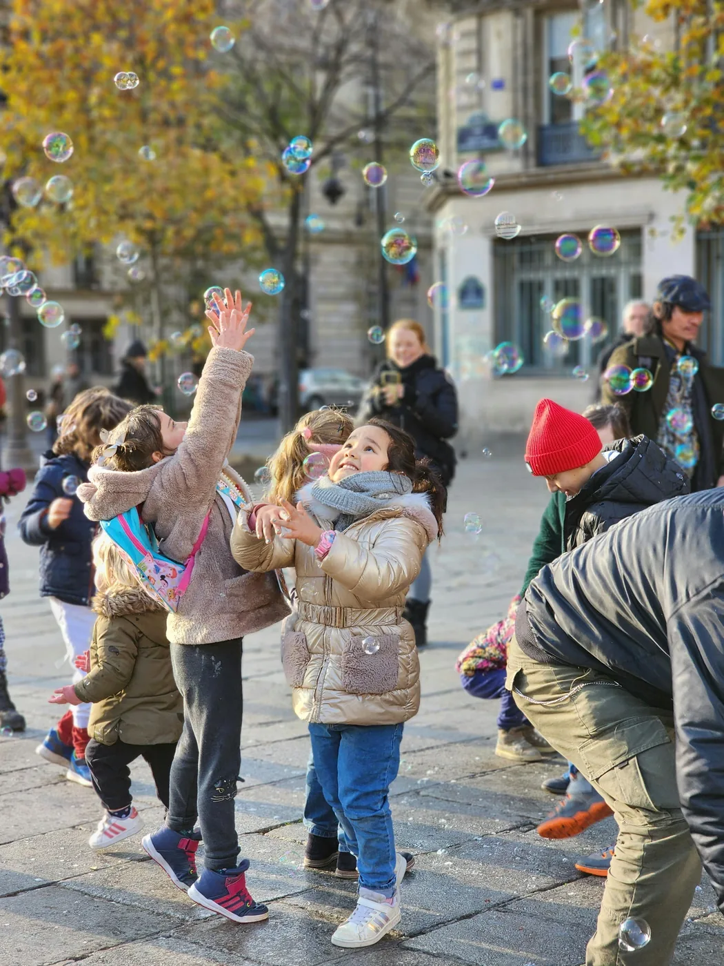Famille dans un parc parisien avec enfants