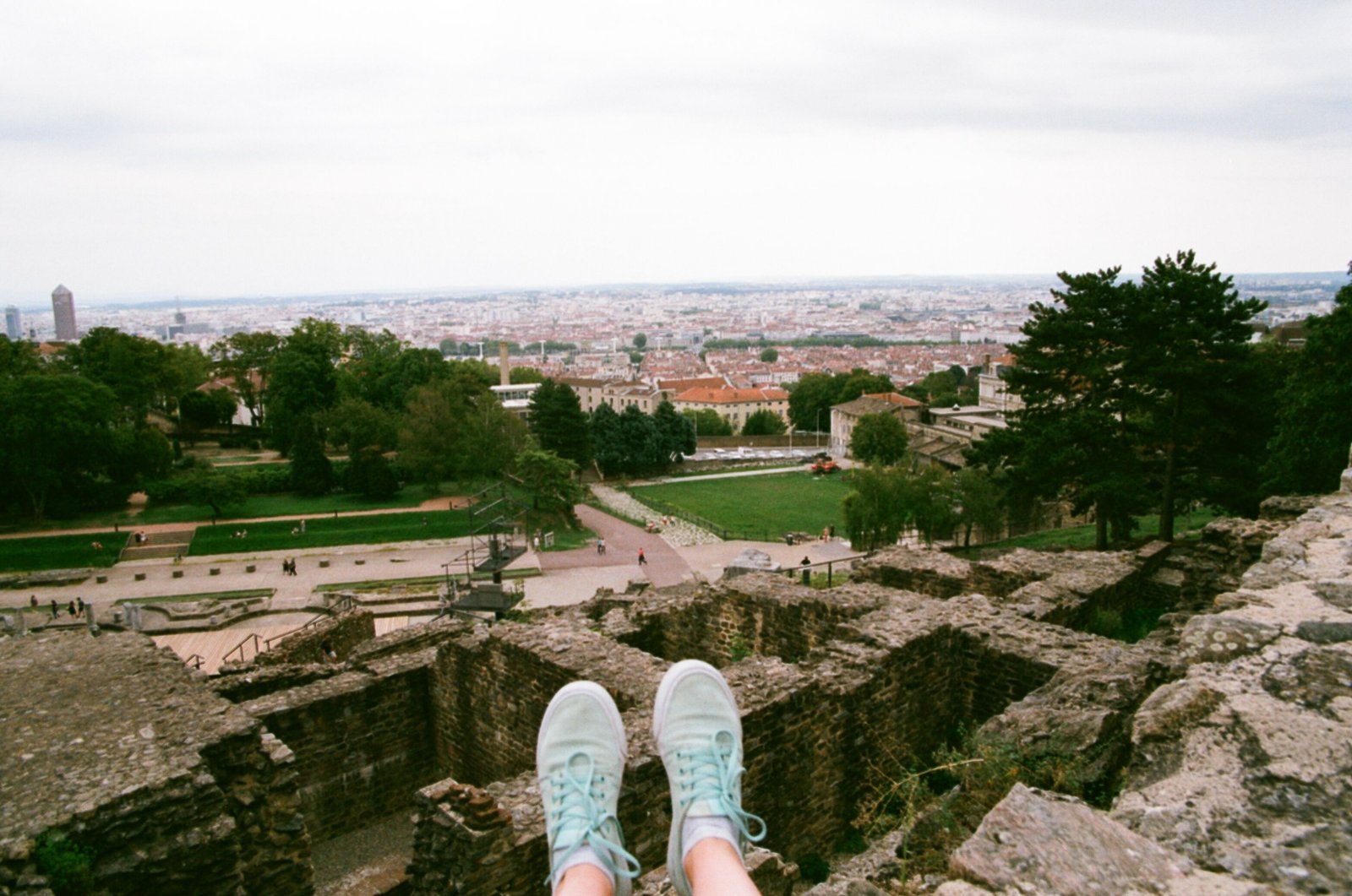 Vue sur Lyon depuis le th&eacute;&acirc;tre antique de Fourvi&egrave;re