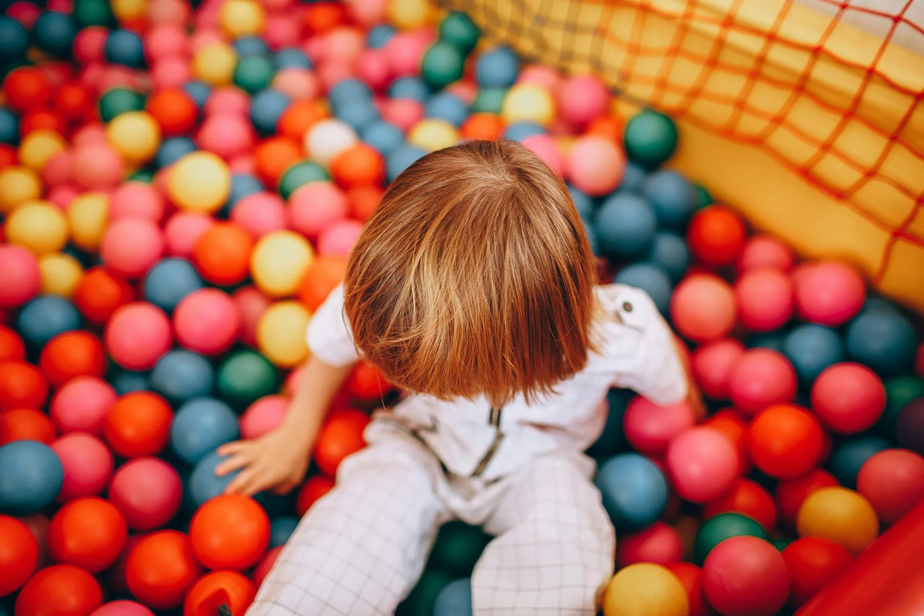 Enfant qui joue dans un espace coloré