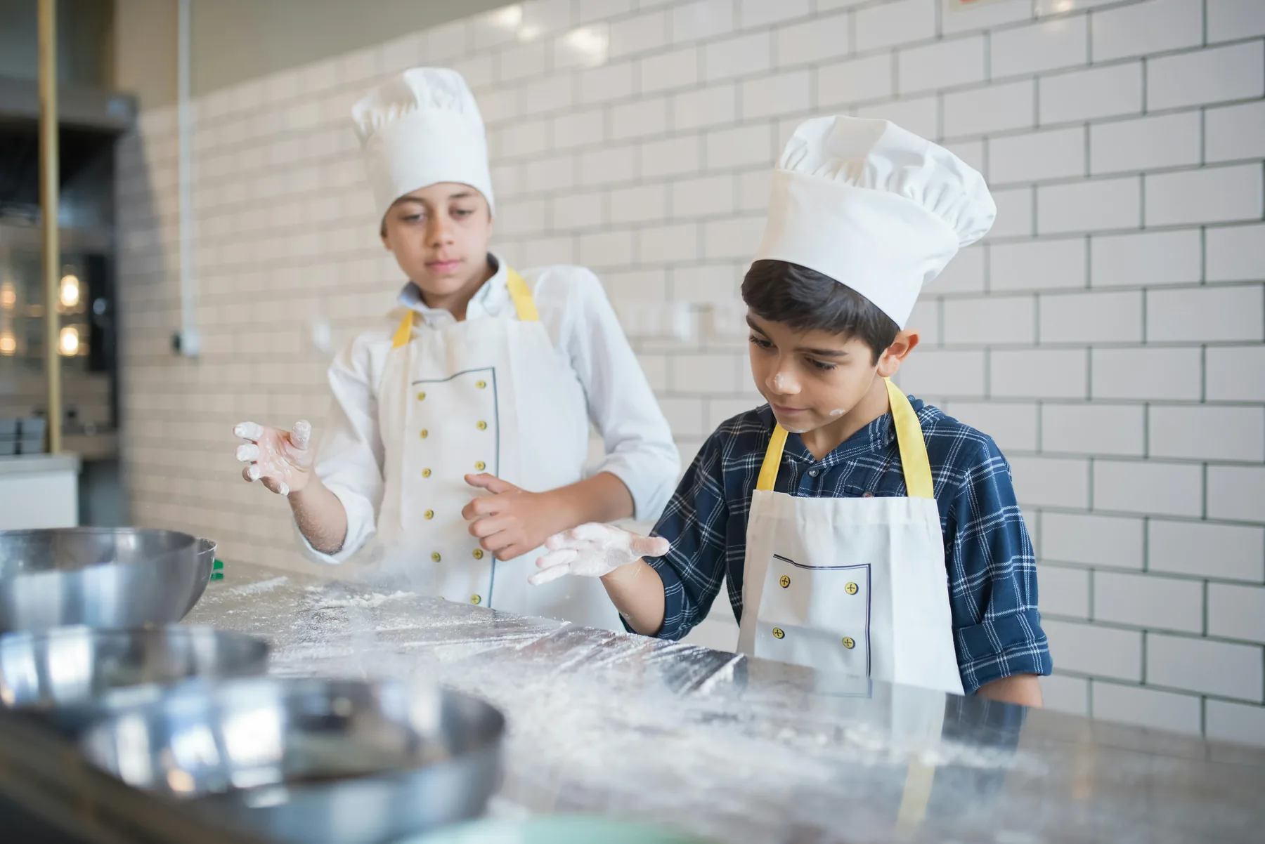 Enfants participant à un atelier créatif