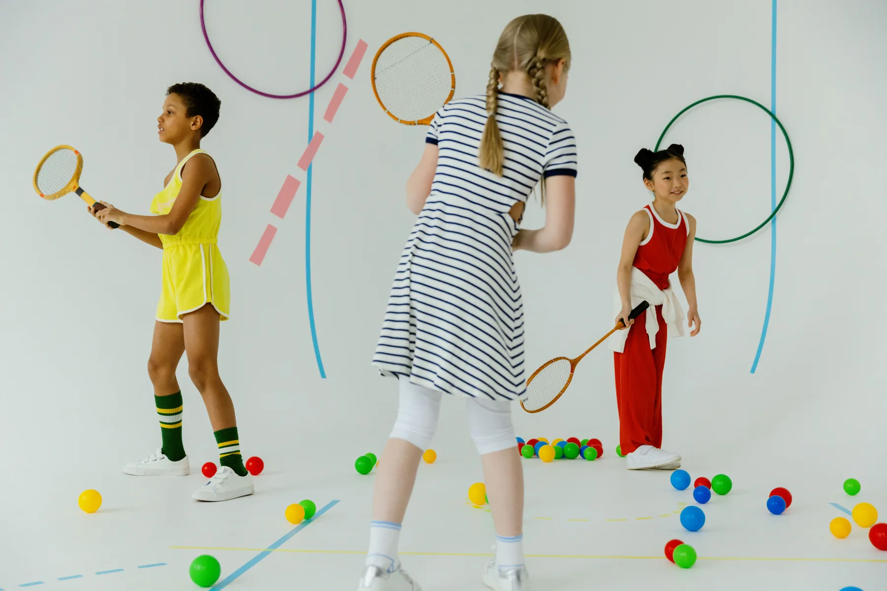 Enfants dans une exposition ludique et colorée