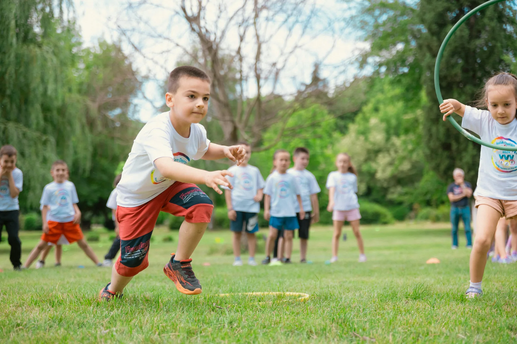Enfants qui courent pendant une sortie en famille