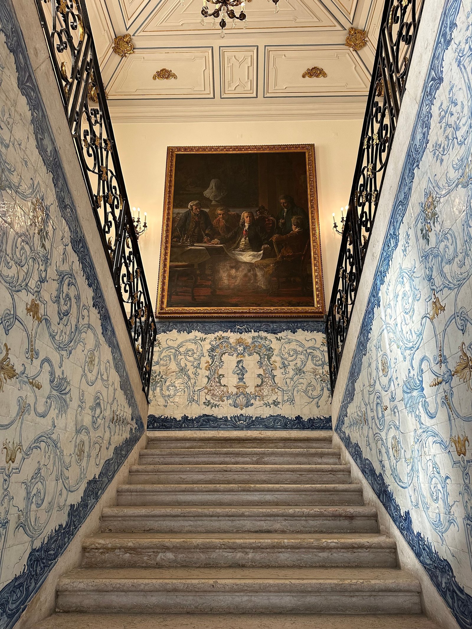 Famille dans un musée culturel couvert