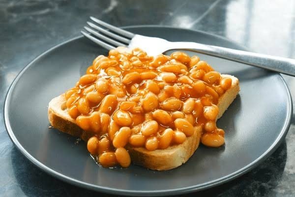 Beans on toast servis sur du pain grillé