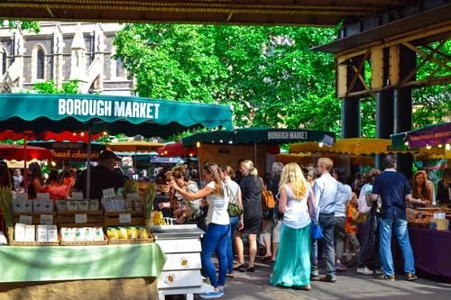 Familles et étals de Borough Market à Londres