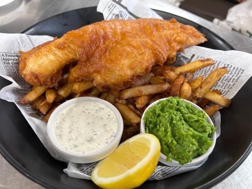 Fish and chips servi avec frites et citron