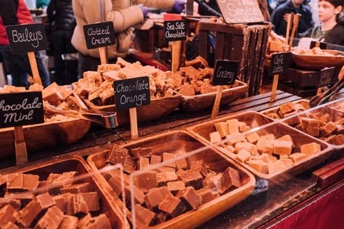 Fudge britannique coupé en morceaux
