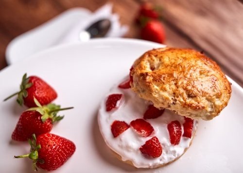 Scone britannique avec crème et confiture