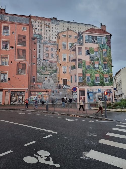 Fresque murale monumentale dans les rues de Lyon