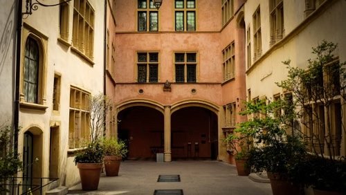 Cour intérieure du musée Gadagne dans le Vieux-Lyon