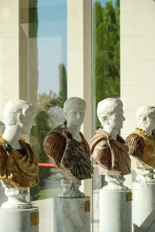 Busts antiques exposés au musée gallo-romain de Lyon