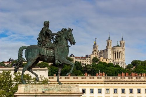 Place Bellecour et basilique de Fourvière à Lyon