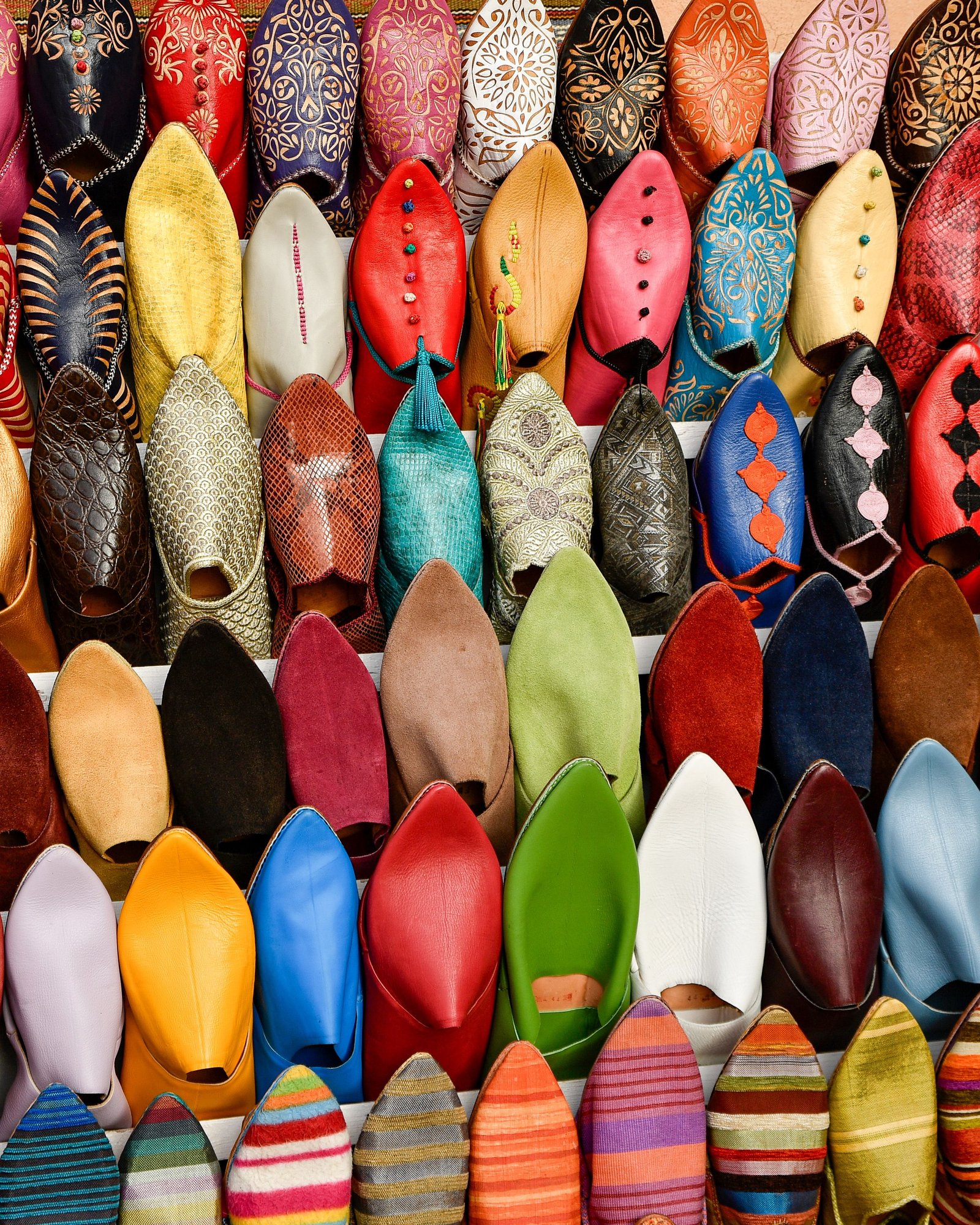 Souk couvert et étals colorés à Marrakech