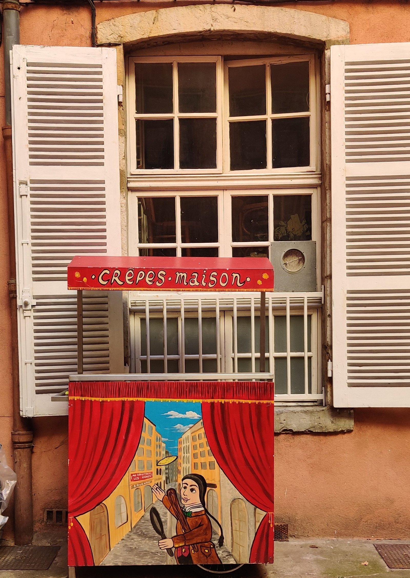 Petit théâtre peint dans une rue du Vieux-Lyon