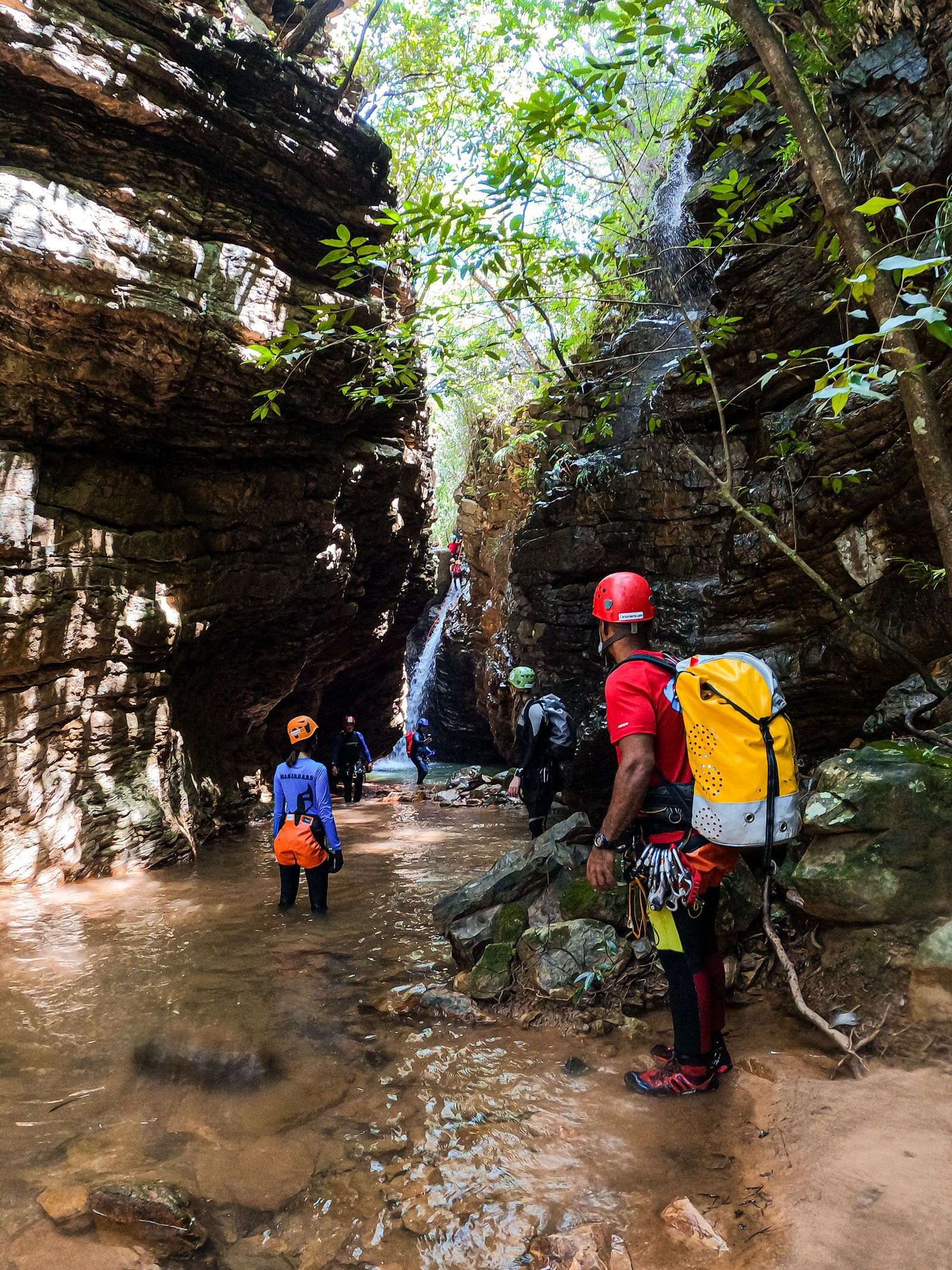 Sortie canyoning avec des adolescents dans une gorge