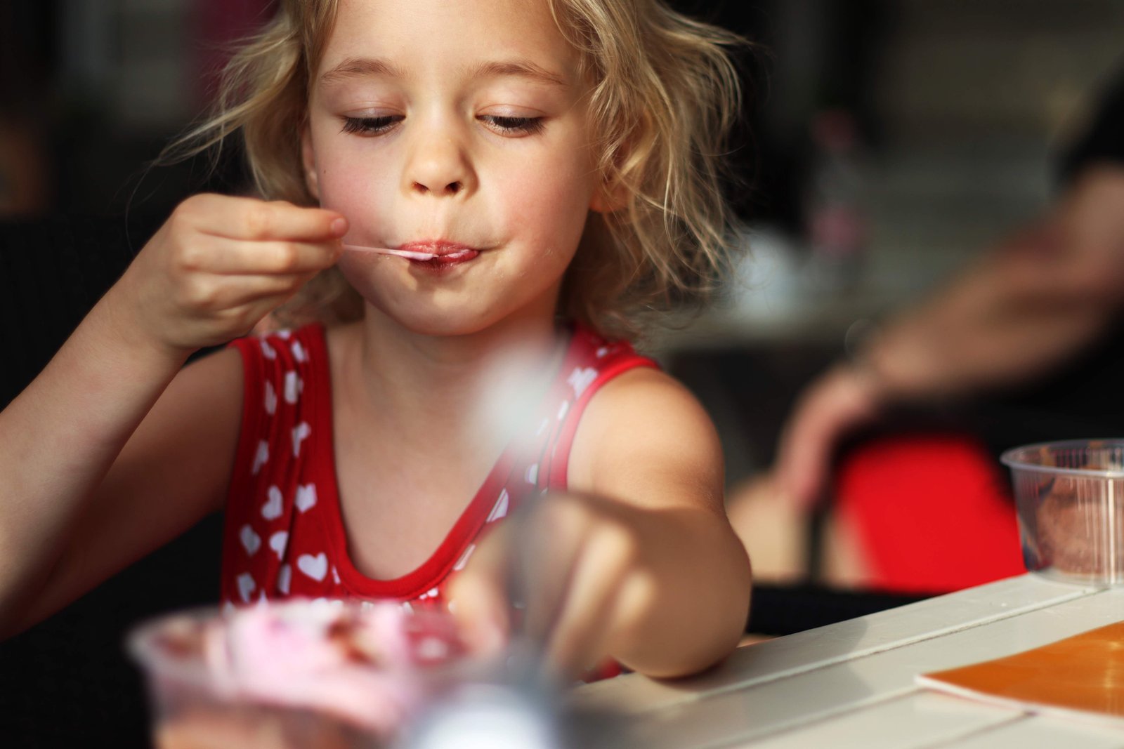 Enfant dégustant une glace pendant une pause gourmande