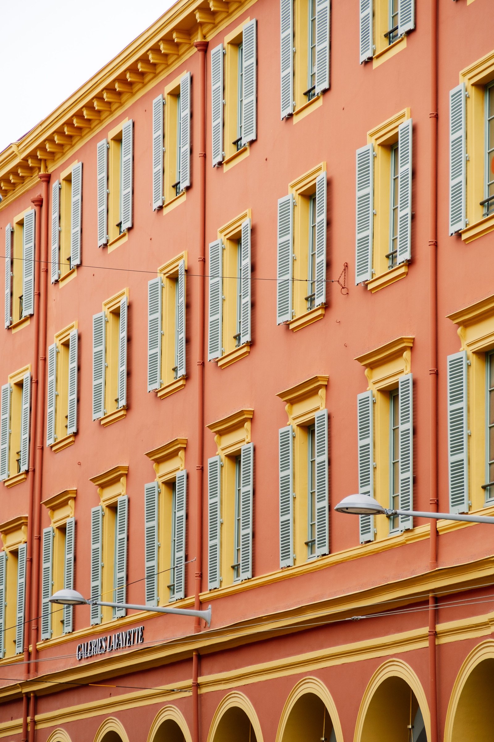 Façade colorée aux volets niçois évoquant le Musée Matisse