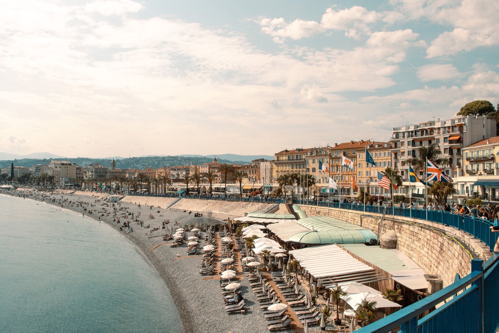 Promenade des Anglais et plage de Nice vues depuis la baie