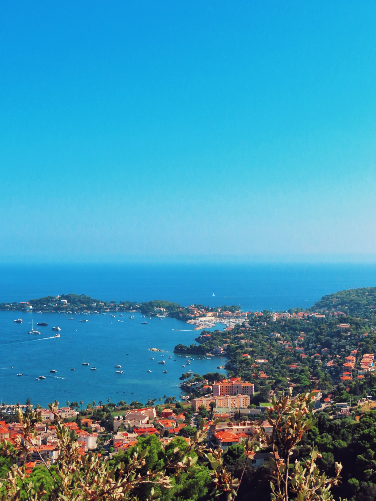Vue panoramique sur Villefranche-sur-Mer et sa baie