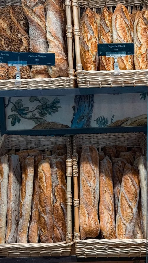 Baguettes tradition dans une boulangerie parisienne