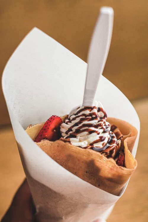 Crêpe sucrée dégustée dans la rue à Paris