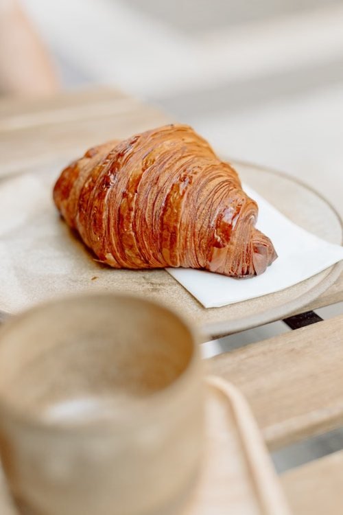 Croissant artisanal servi au petit-déjeuner à Paris