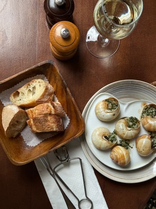 Assiette d’escargots servie dans une brasserie