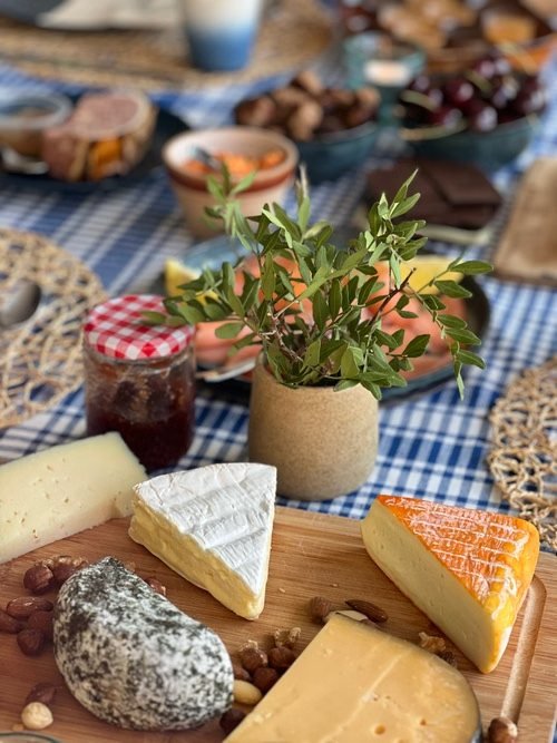 Assortiment de fromages français sur une table