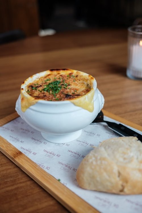 Soupe à l’oignon gratinée servie en brasserie