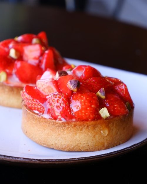 Tarte aux fraises dans une pâtisserie parisienne