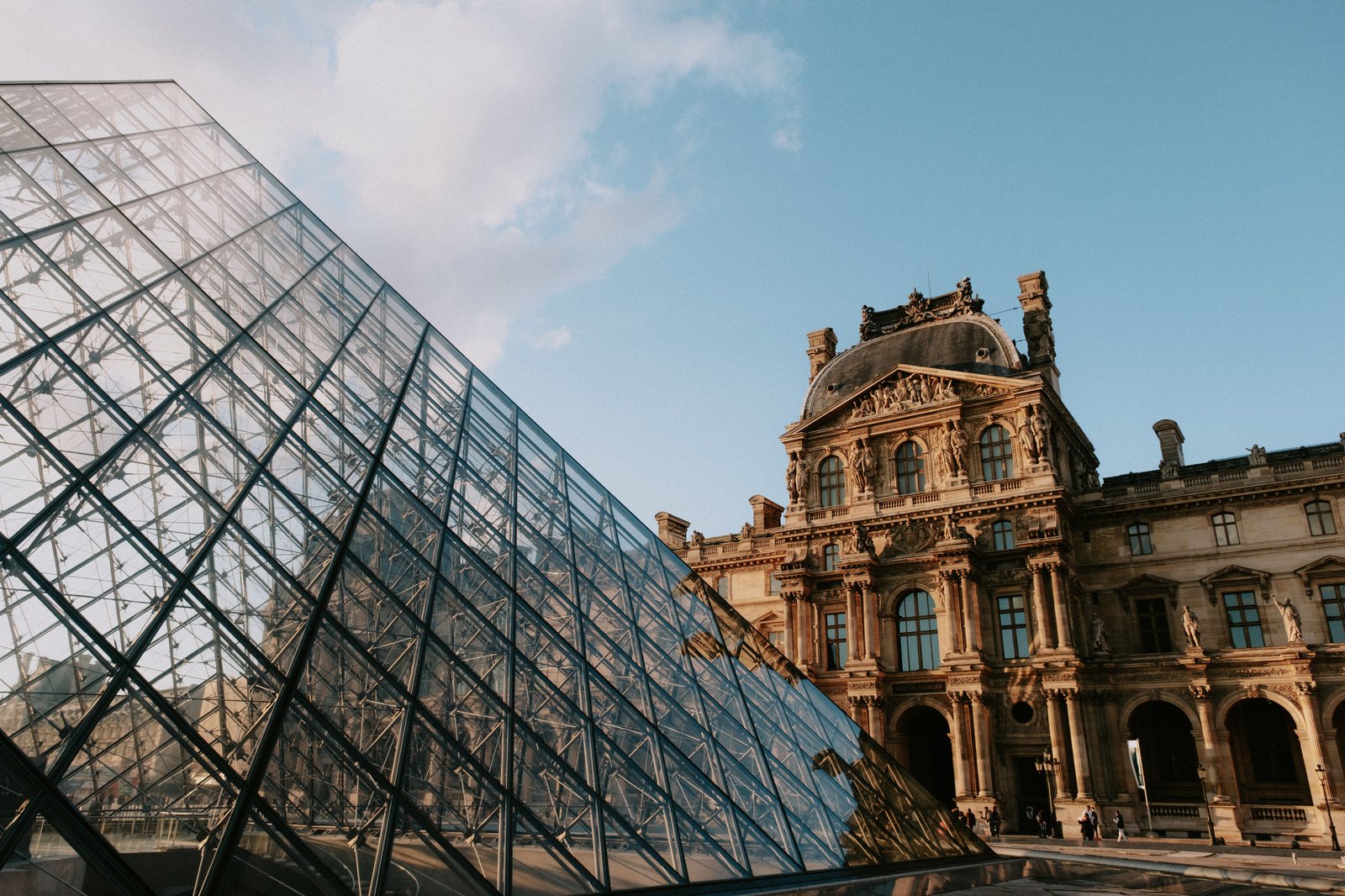 Pyramide et palais du Louvre à Paris