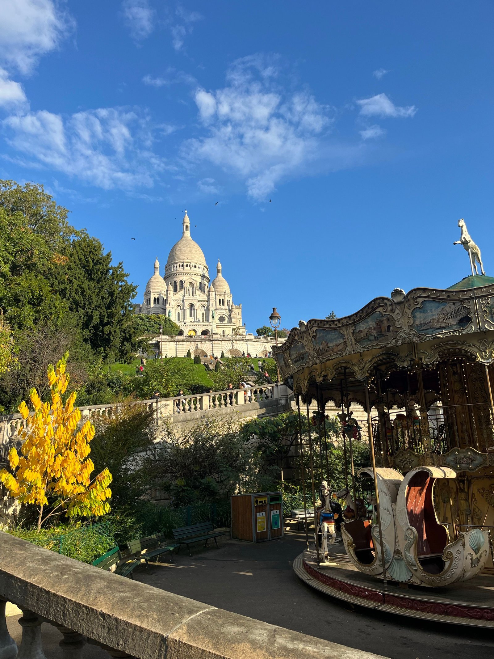Sacré-Cœur et carrousel de Montmartre à Paris