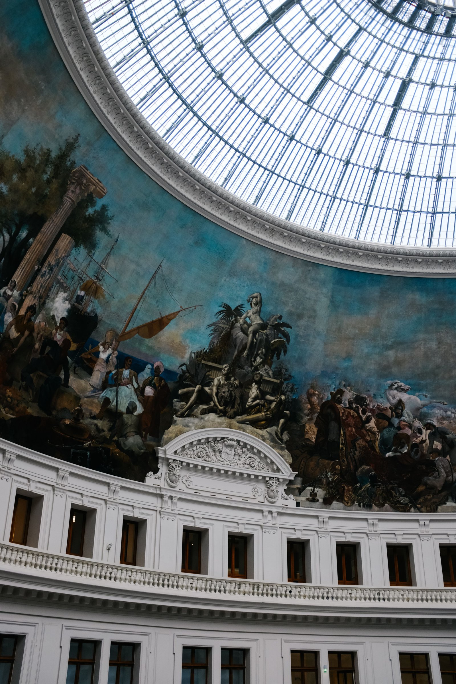 Décor monumental sous la verrière du Musée de l’Armée à Paris
