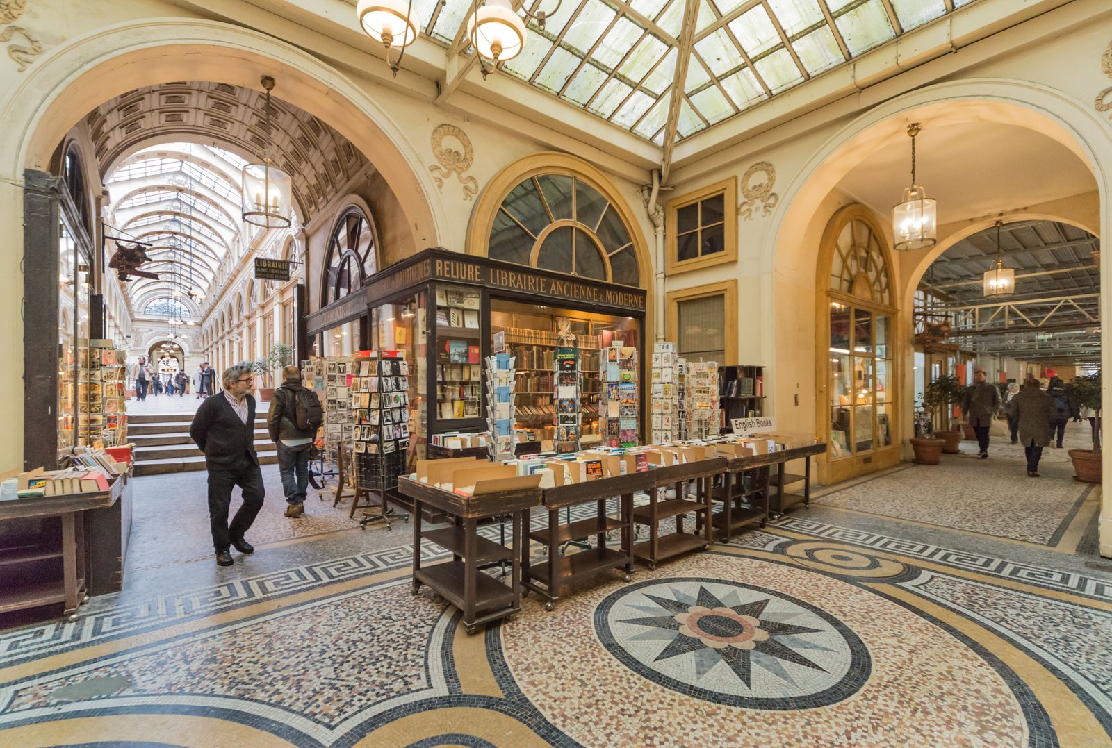 Librairie ancienne dans un passage couvert parisien