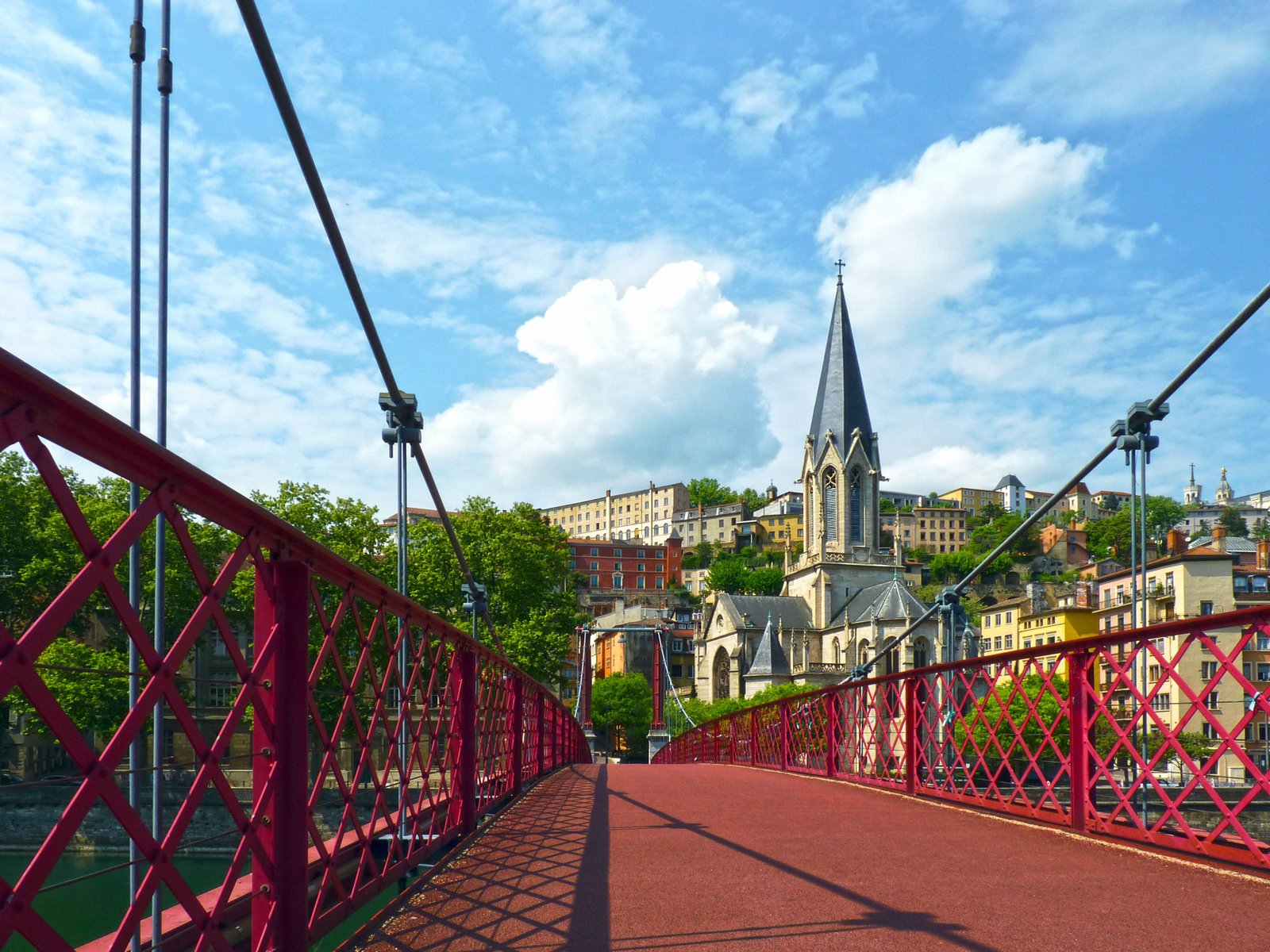 Passerelle Saint-Georges et colline de Fourvi&egrave;re &agrave; Lyon